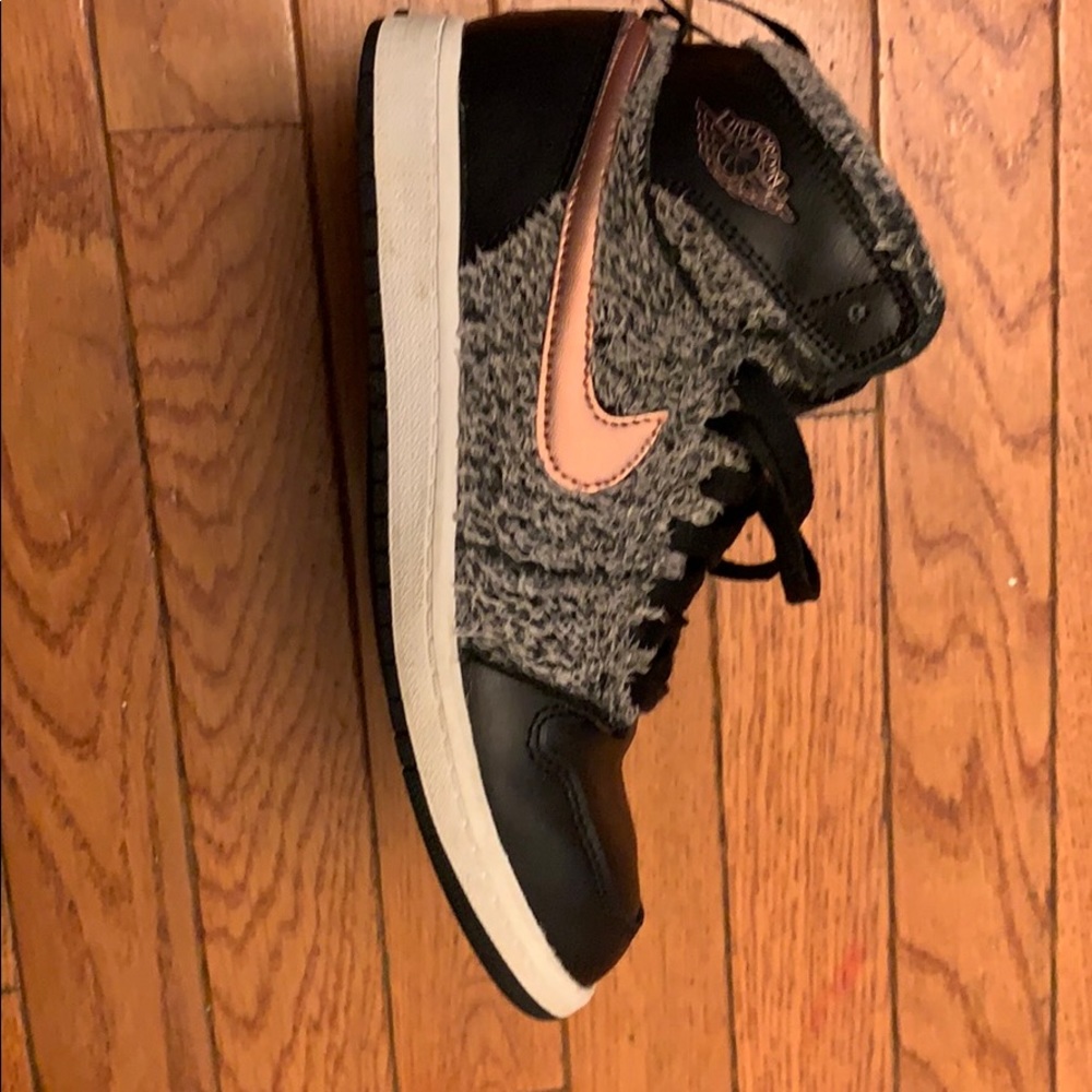 Jordan retro 1 blk/bronze/white/grey size 3y